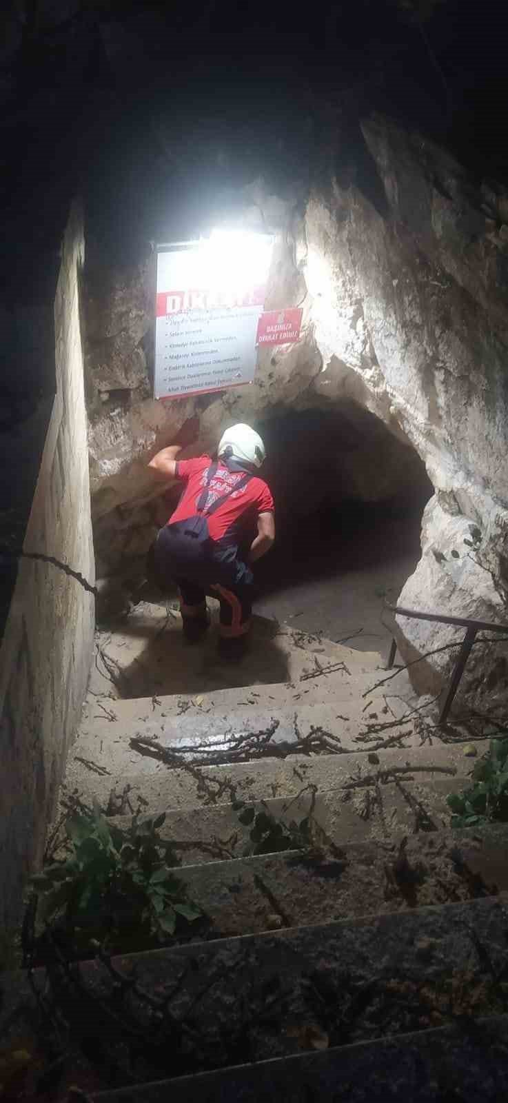 3 Kişi Eshab-ı Kehf Mağarasında Mahsur Kaldı