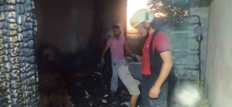 Tarsus’ta Ev Yangını, Bir Ev Kullanılmaz Hale Geldi