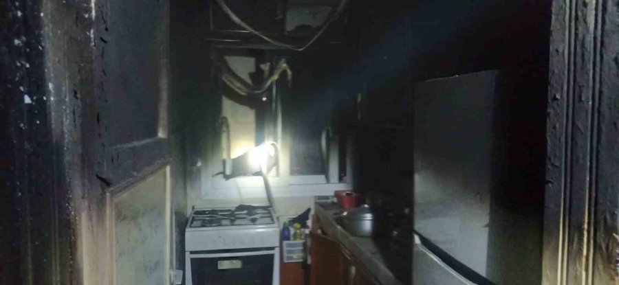 Tarsus’ta Ev Yangını, Bir Ev Kullanılmaz Hale Geldi