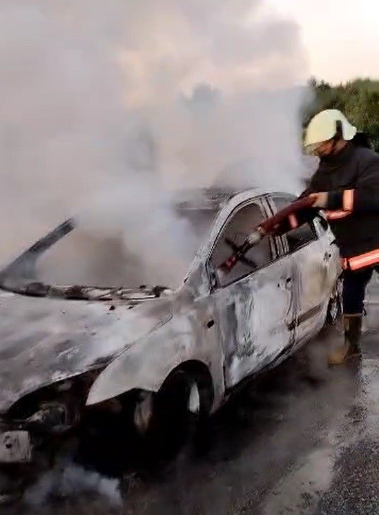 Otoyolda Yanan Araç Kullanılmaz Hale Geldi