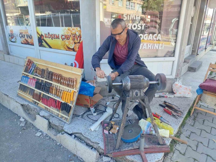 Tomarza’da Bıçak Bileyicileri İş Başında