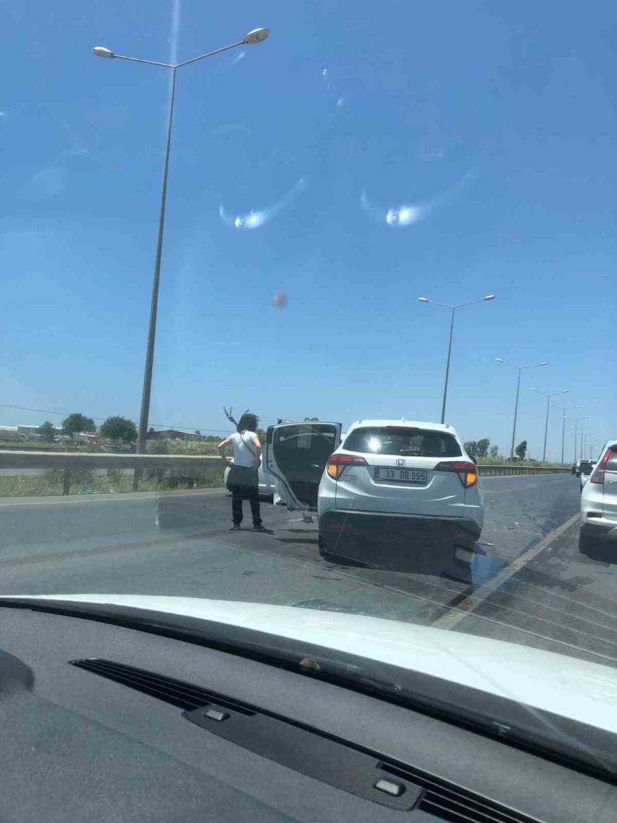 Kırmızı Işıkta Yavaşlayan Otomobillerin Arasına Daldı