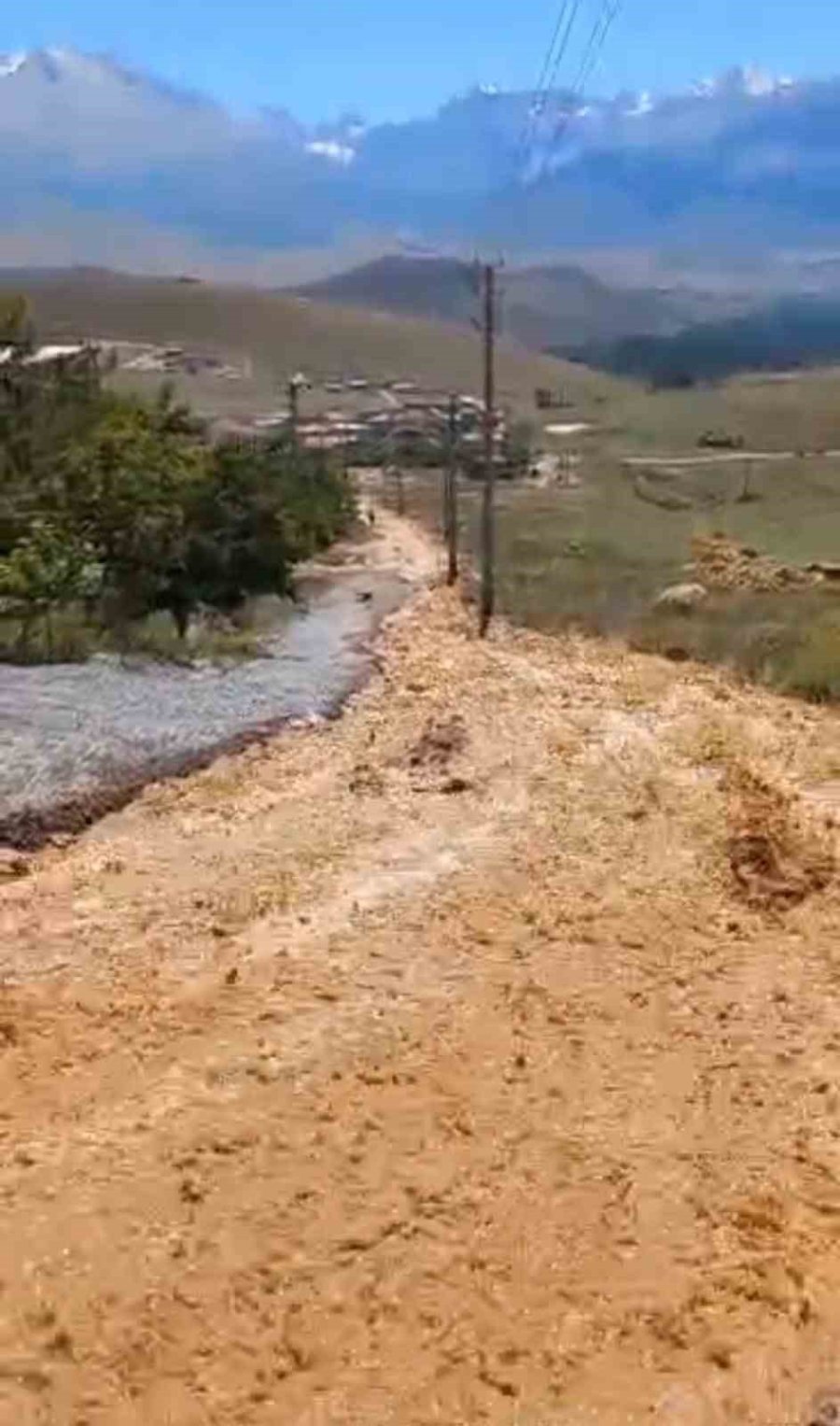 Barajın Ana Borusu Patladı, Köyü Su Bastı