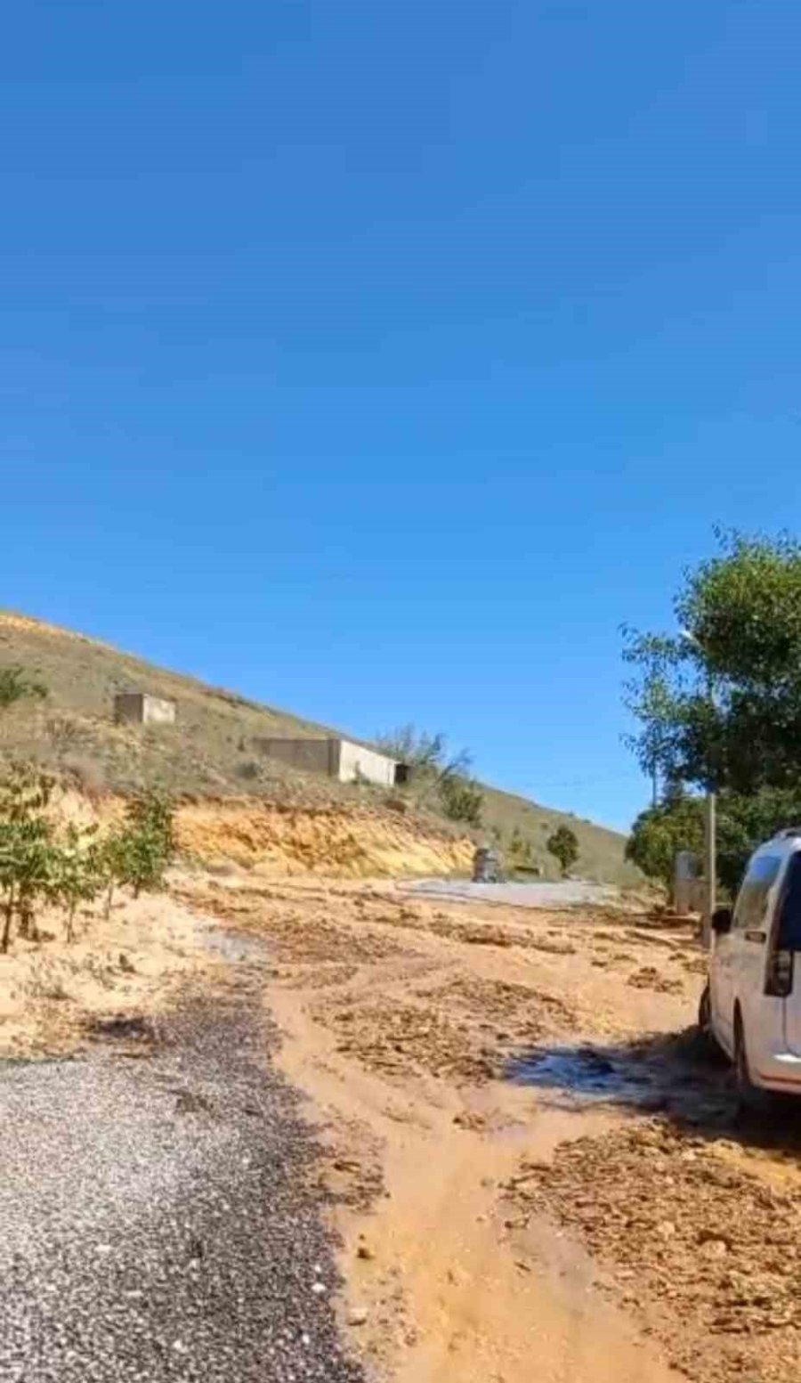 Barajın Ana Borusu Patladı, Köyü Su Bastı