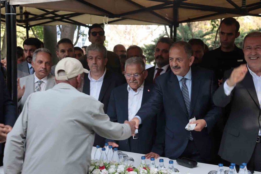 Ak Partililer Bayramlaştı