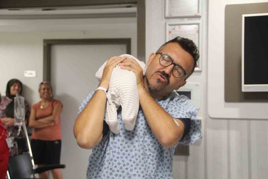 1 Saat İçinde 2 Hastasına Sezaryen Doğum Yaptırdı, Ardından Kendisi Aynı Hastanede 2,5 Saat Süren Ameliyata Girdi