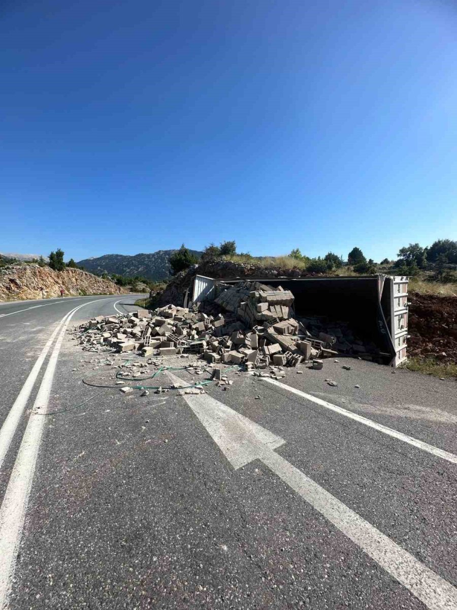 Antalya’da Briket Yüklü Tır Devrildi: 1 Yaralı