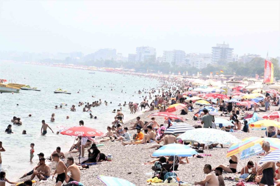 Dünyaca Ünlü Sahil Tatilci Akınına Uğradı, Kalabalığın Arasında Kalan Hintli Kız "kendimi Hindistan’da Gibi Hissediyorum" Dedi