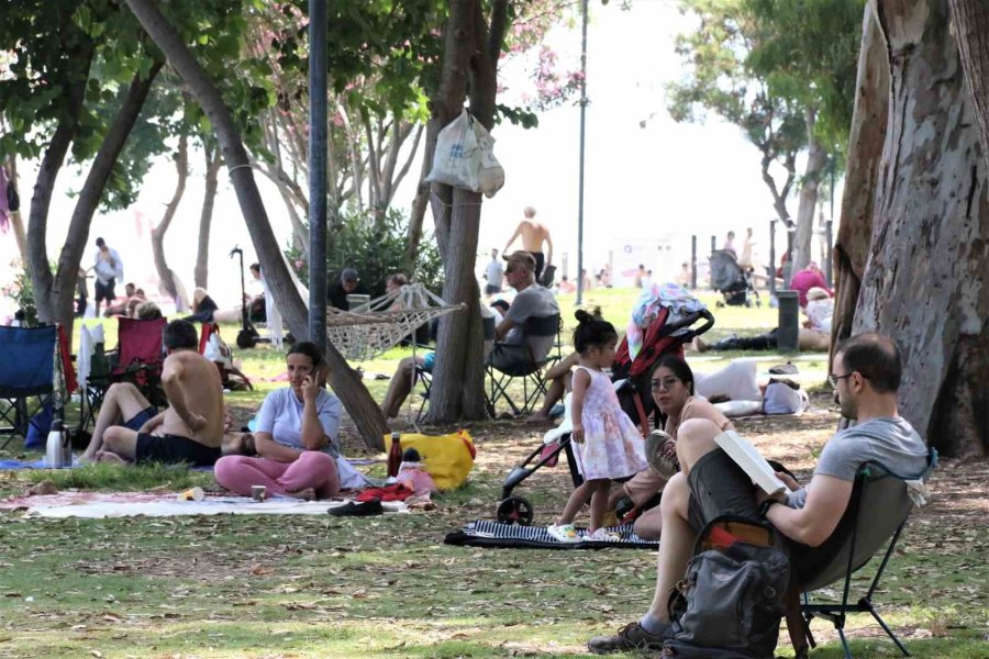 Dünyaca Ünlü Sahil Tatilci Akınına Uğradı, Kalabalığın Arasında Kalan Hintli Kız "kendimi Hindistan’da Gibi Hissediyorum" Dedi