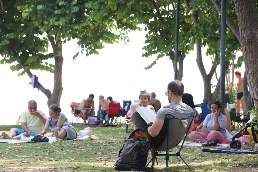 Dünyaca Ünlü Sahil Tatilci Akınına Uğradı, Kalabalığın Arasında Kalan Hintli Kız "kendimi Hindistan’da Gibi Hissediyorum" Dedi