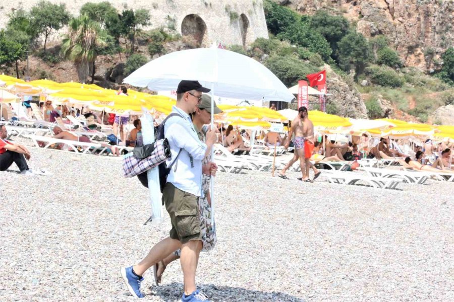 Dünyaca Ünlü Sahil Tatilci Akınına Uğradı, Kalabalığın Arasında Kalan Hintli Kız "kendimi Hindistan’da Gibi Hissediyorum" Dedi