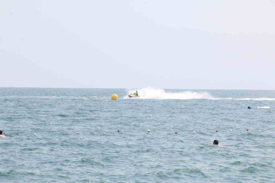 Dünyaca Ünlü Sahil Tatilci Akınına Uğradı, Kalabalığın Arasında Kalan Hintli Kız "kendimi Hindistan’da Gibi Hissediyorum" Dedi