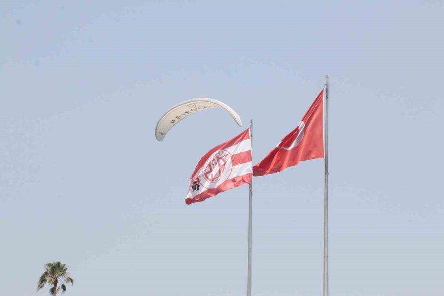 Dünyaca Ünlü Sahil Tatilci Akınına Uğradı, Kalabalığın Arasında Kalan Hintli Kız "kendimi Hindistan’da Gibi Hissediyorum" Dedi