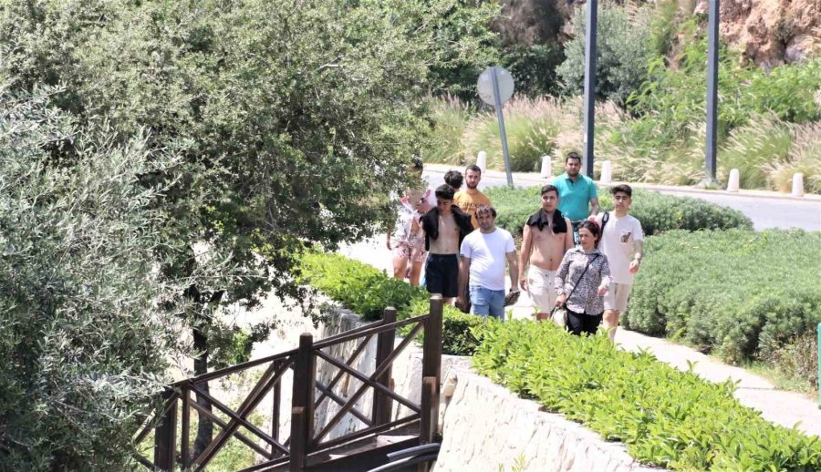 Dünyaca Ünlü Sahil Tatilci Akınına Uğradı, Kalabalığın Arasında Kalan Hintli Kız "kendimi Hindistan’da Gibi Hissediyorum" Dedi