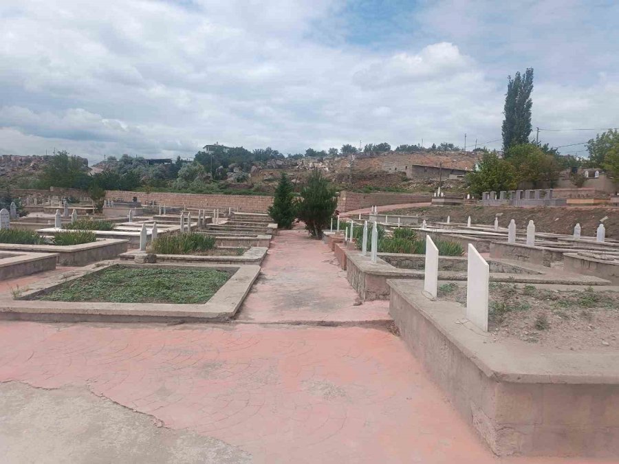 Melikgazi’de Mezarlıklar Bayram Ziyareti İçin Hazır Hale Geldi