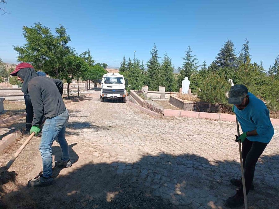 Melikgazi’de Mezarlıklar Bayram Ziyareti İçin Hazır Hale Geldi