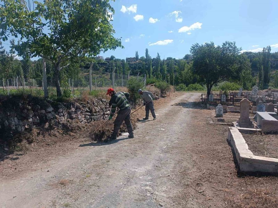 Melikgazi’de Mezarlıklar Bayram Ziyareti İçin Hazır Hale Geldi