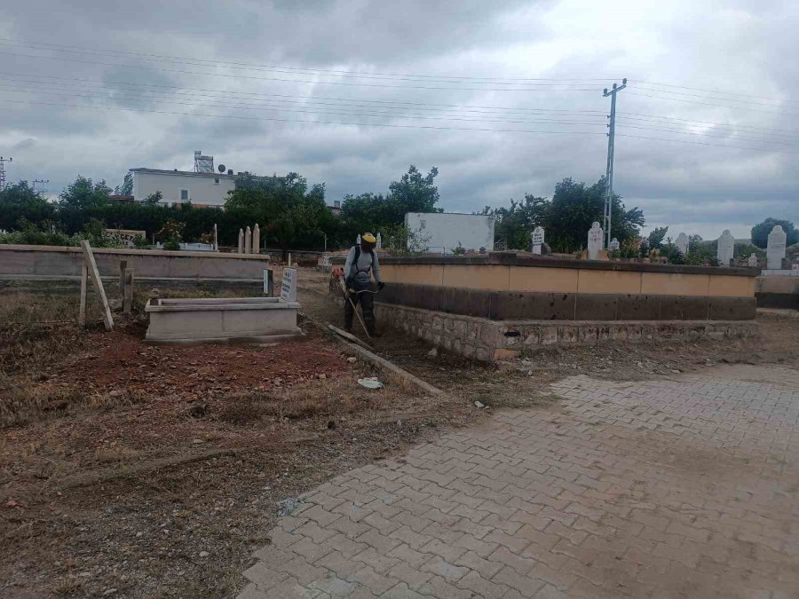Melikgazi’de Mezarlıklar Bayram Ziyareti İçin Hazır Hale Geldi