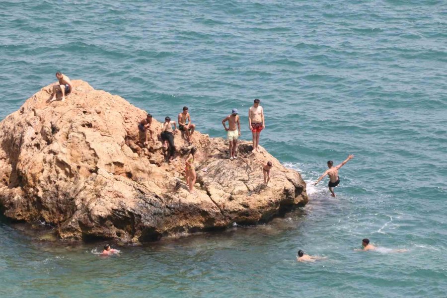 Dünyaca Ünlü Sahil Tatilci Akınına Uğradı, Kalabalığın Arasında Kalan Hintli Kız "kendimi Hindistan’da Gibi Hissediyorum" Dedi