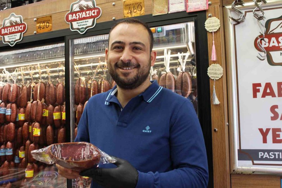 Sucuk İçini Yoğururken Dikkat: Su Koymak Ekşime İhtimalini Yükseltiyor