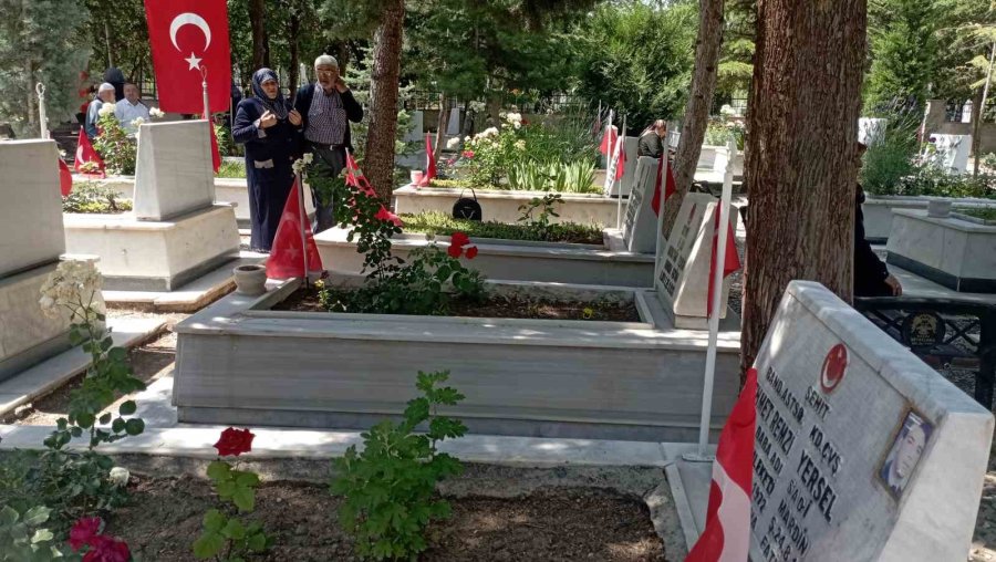 Konya’da Mezarlıklarda Bayram Yoğunluğu