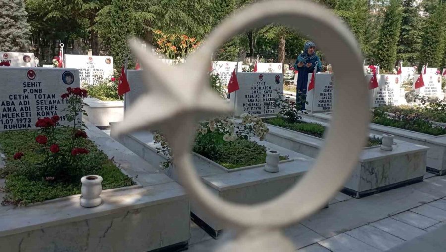 Konya’da Mezarlıklarda Bayram Yoğunluğu