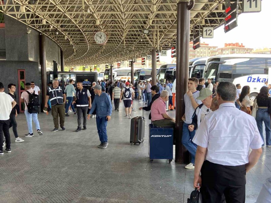 Trafik Ekiplerinden Yolculara Hayat Kurtaran Uyarı