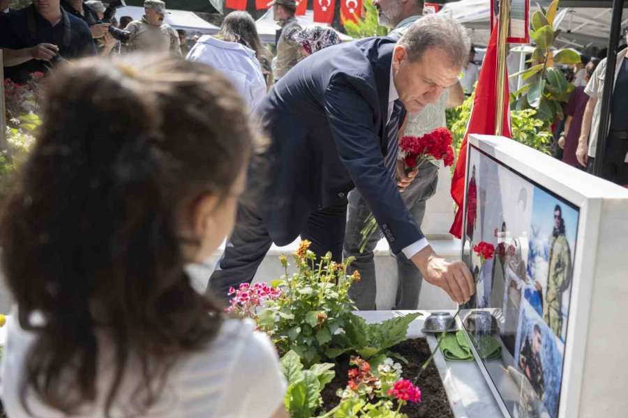 Mersin Şehitliğinde Hüzünlü Bayramlaşma