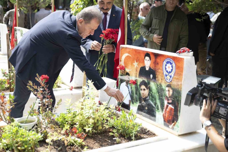 Mersin Şehitliğinde Hüzünlü Bayramlaşma