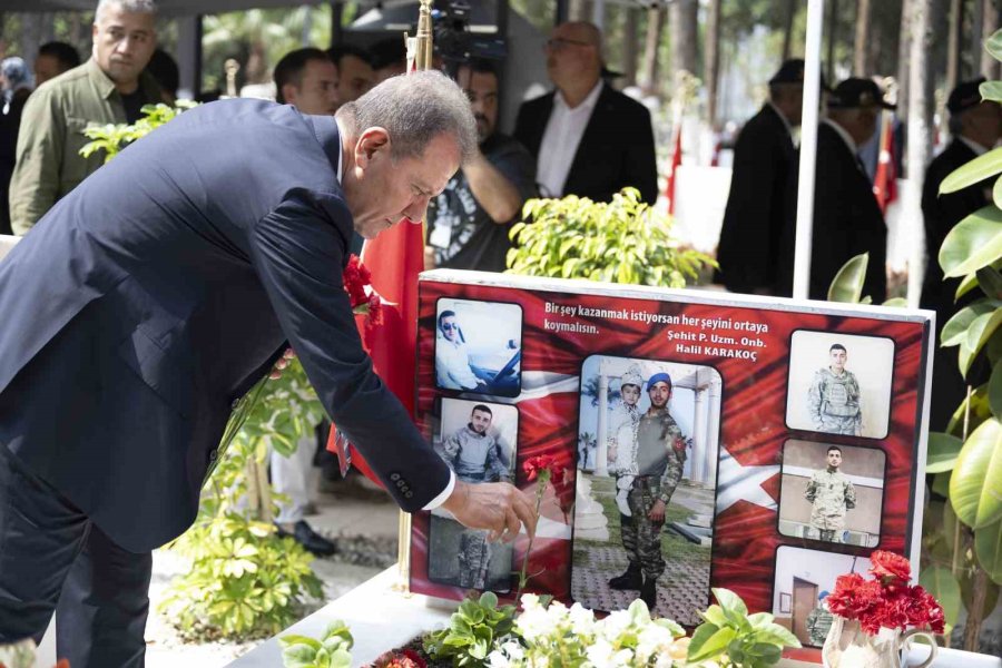 Mersin Şehitliğinde Hüzünlü Bayramlaşma