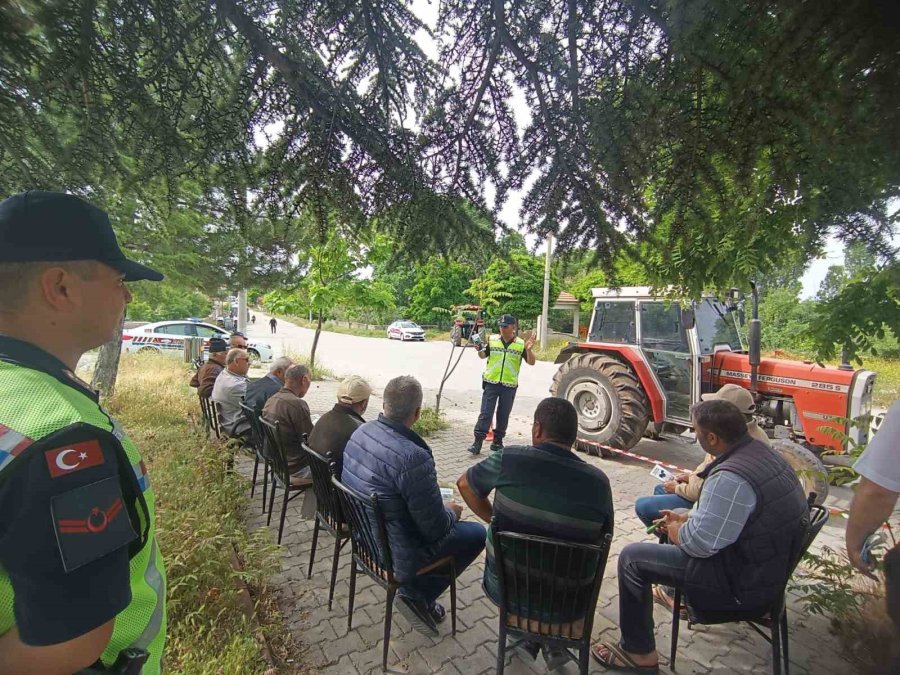 Trafik Jandarmasından Çiftçilere Traktör Güvenliği Eğitimi