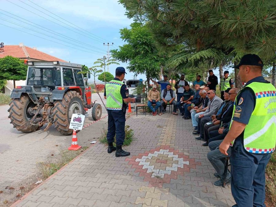 Trafik Jandarmasından Çiftçilere Traktör Güvenliği Eğitimi