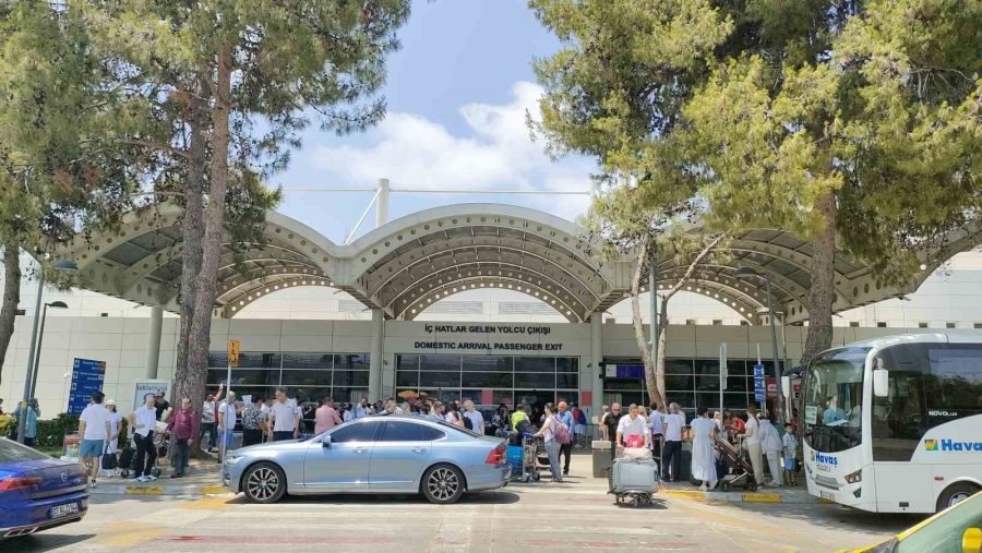 Antalya’nın Tatilcileri Havayolunu Tercih Etti