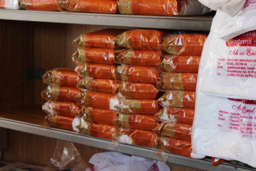 Sucuk İçini Yoğururken Dikkat: Su Koymak Ekşime İhtimalini Yükseltiyor