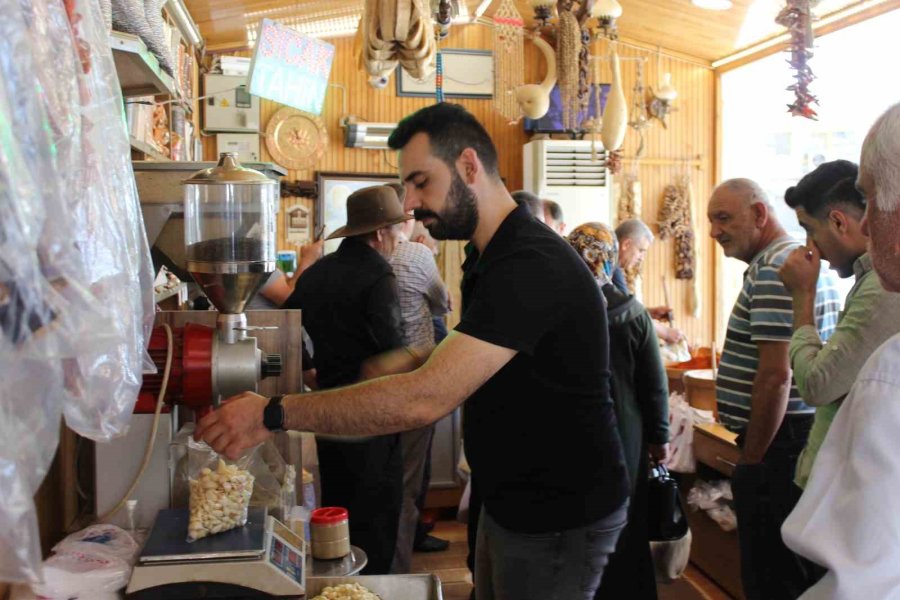 Sucuk İçini Yoğururken Dikkat: Su Koymak Ekşime İhtimalini Yükseltiyor