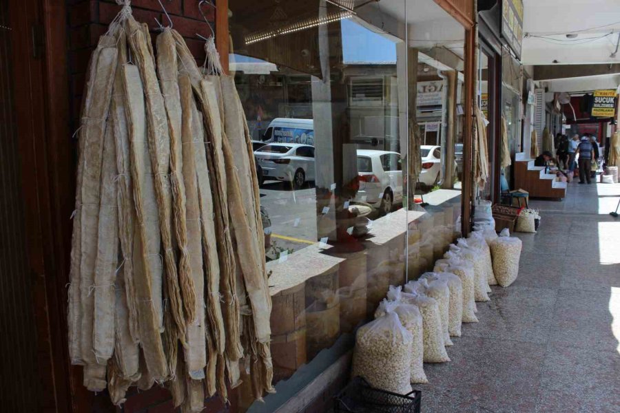 Sucuk İçini Yoğururken Dikkat: Su Koymak Ekşime İhtimalini Yükseltiyor