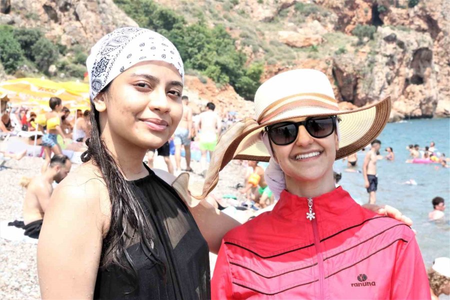 Dünyaca Ünlü Sahil Tatilci Akınına Uğradı, Kalabalığın Arasında Kalan Hintli Kız "kendimi Hindistan’da Gibi Hissediyorum" Dedi