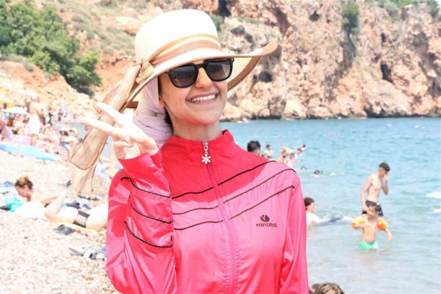 Dünyaca Ünlü Sahil Tatilci Akınına Uğradı, Kalabalığın Arasında Kalan Hintli Kız "kendimi Hindistan’da Gibi Hissediyorum" Dedi