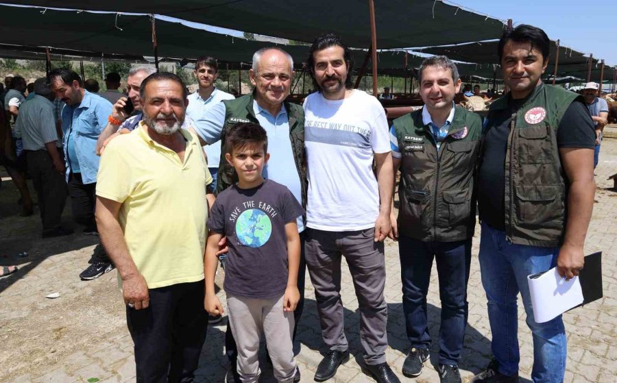 Başkan Öztürk, Kurban Pazarı’nı Ziyaret Etti