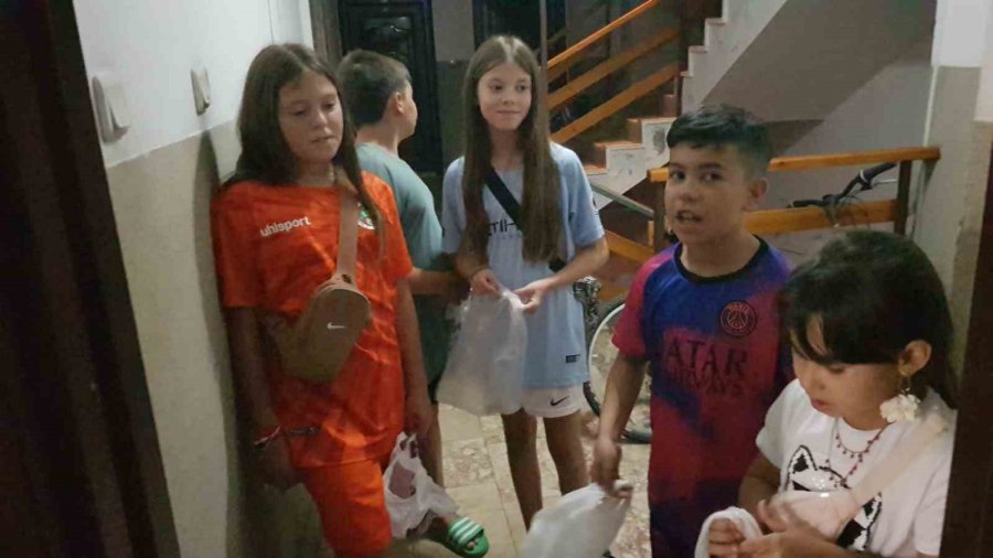 Alanya’ya Tatile Gelen Turist Çocuklar Türk Çocuklarla Birlikte Şeker Topladı