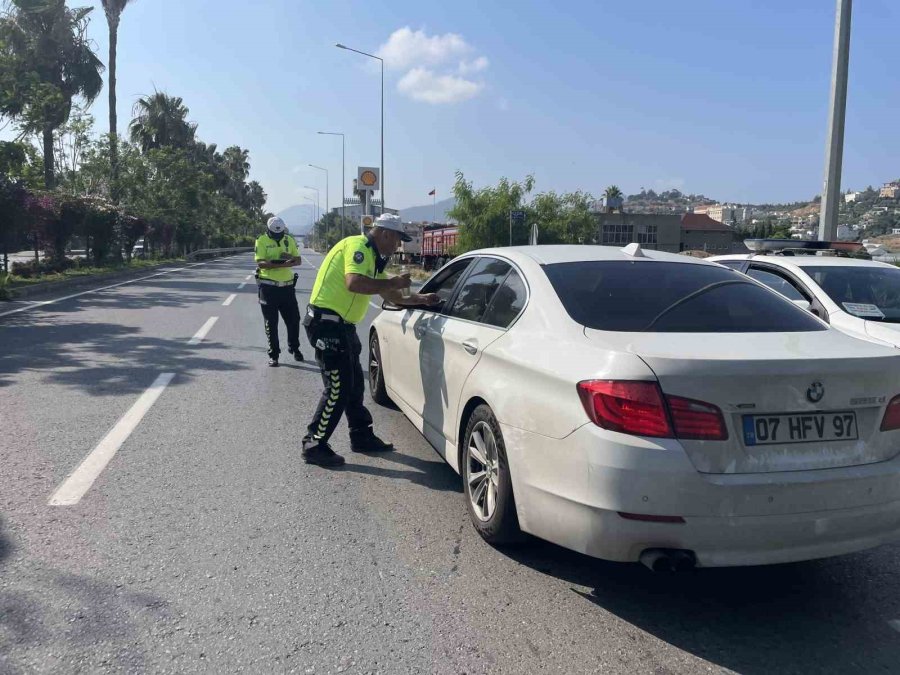 Denetim Yapan Ekiplerden Sürücülere Çikolata Ve Kolonya İkramı