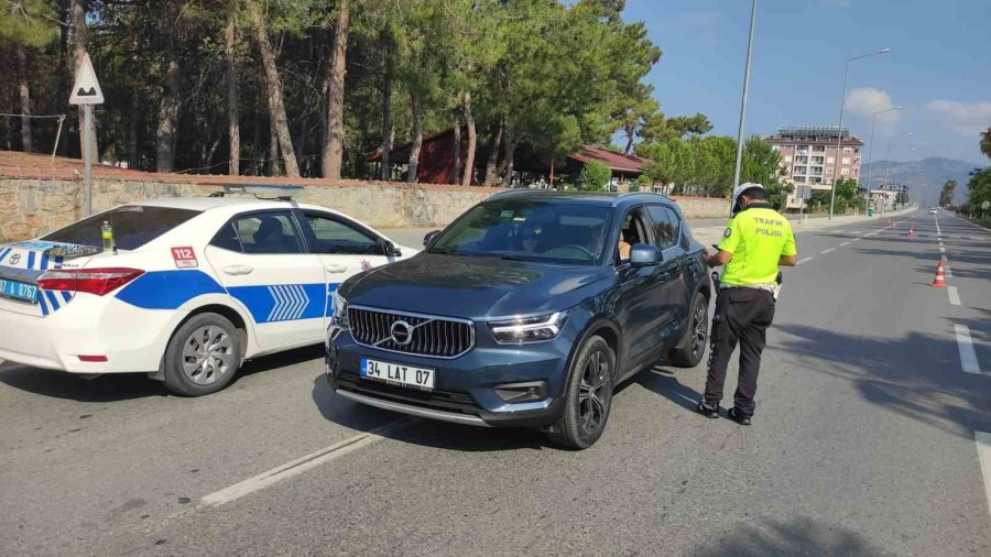 Denetim Yapan Ekiplerden Sürücülere Çikolata Ve Kolonya İkramı