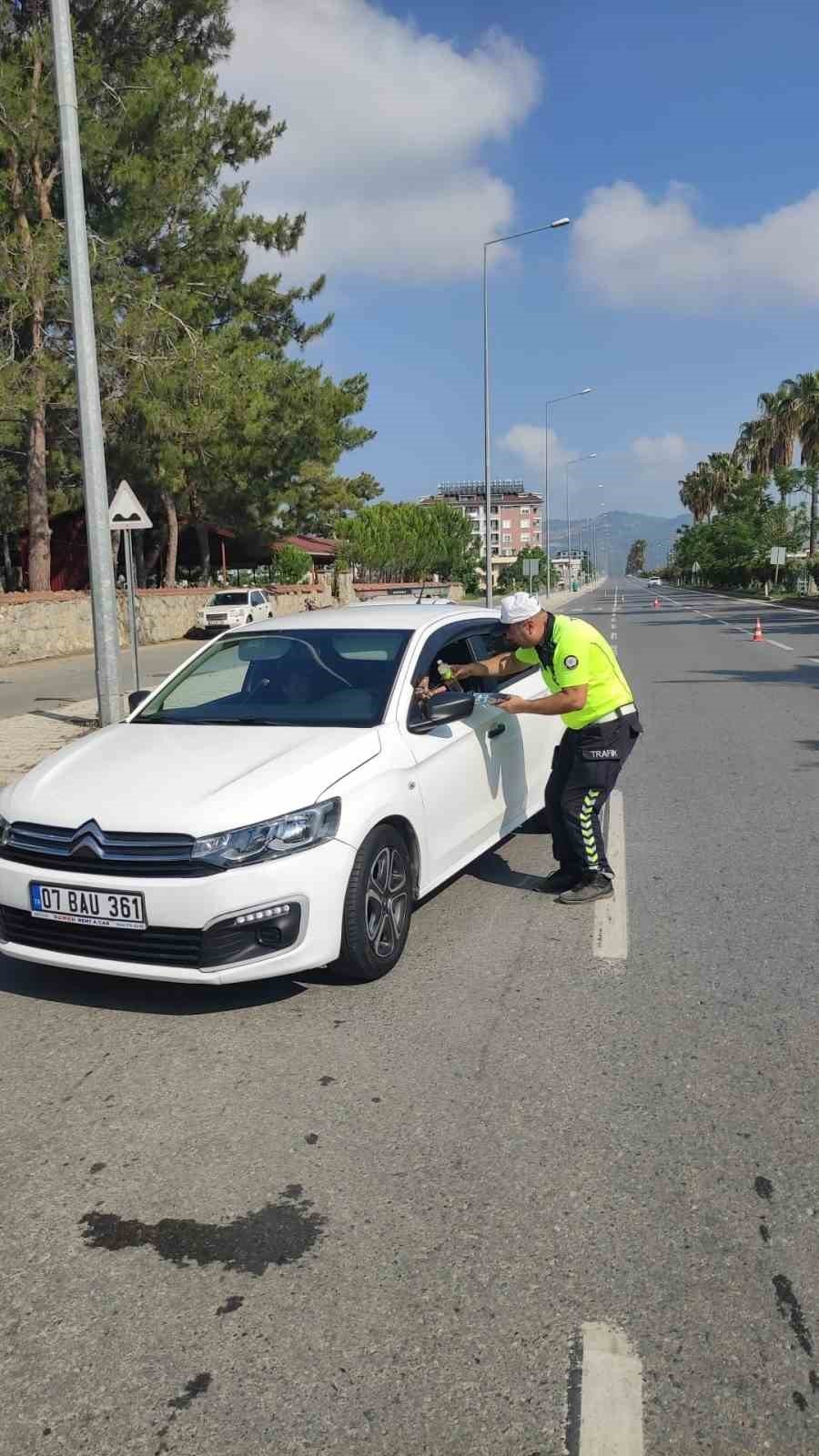 Denetim Yapan Ekiplerden Sürücülere Çikolata Ve Kolonya İkramı