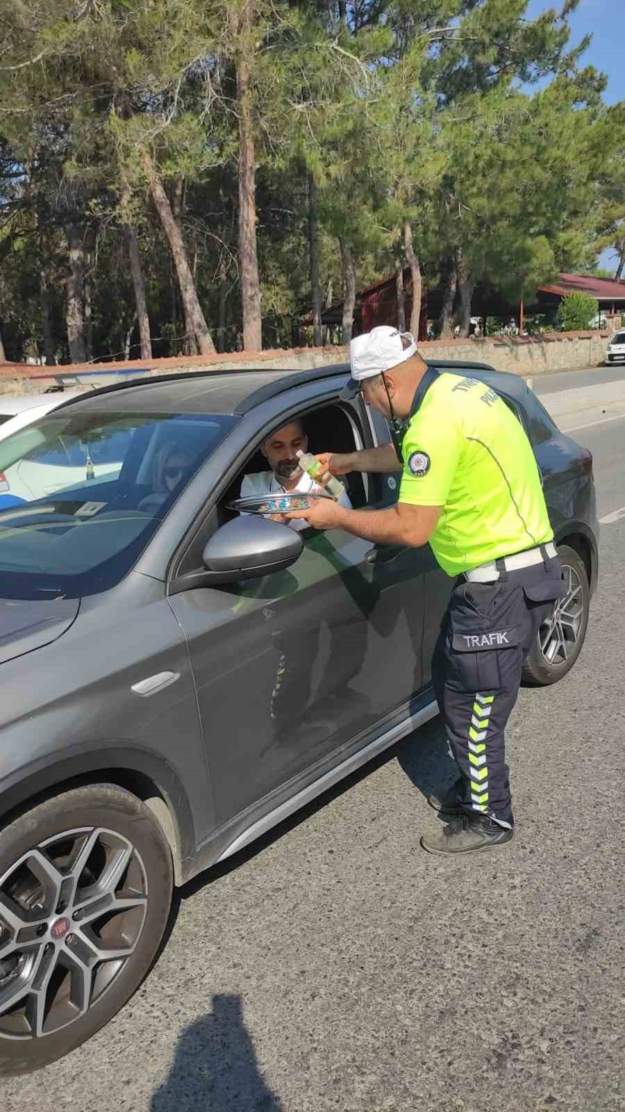 Denetim Yapan Ekiplerden Sürücülere Çikolata Ve Kolonya İkramı