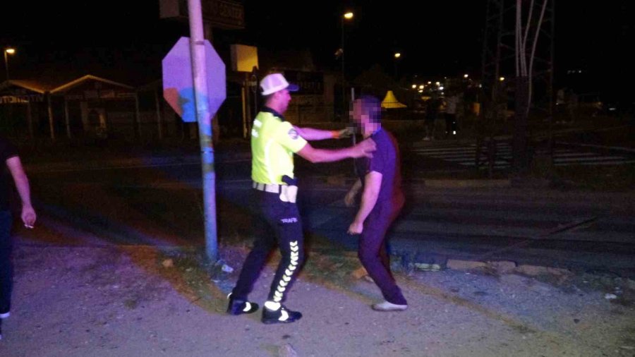 İki Aracın Hurdaya Döndüğü Kazada Alkollü Çıkan Diş Hekimine Meydan Dayağı