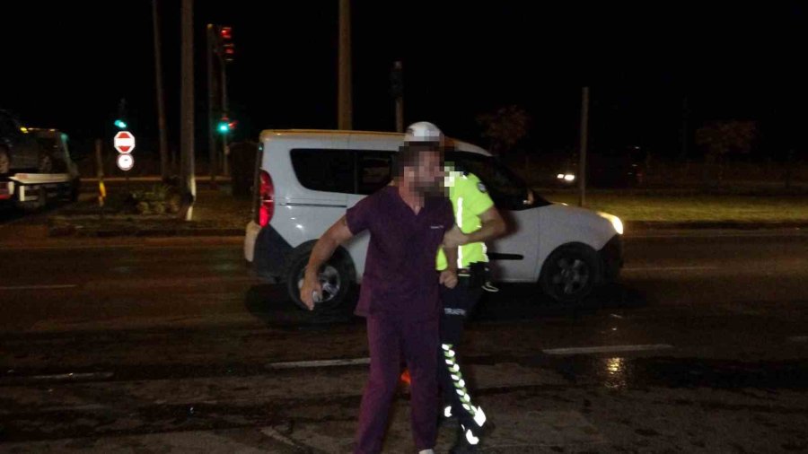 İki Aracın Hurdaya Döndüğü Kazada Alkollü Çıkan Diş Hekimine Meydan Dayağı