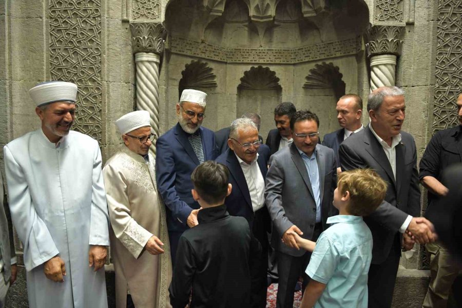 Başkan Büyükkılıç, Bayram Namazı Sonrası Vatandaşla Buluştu