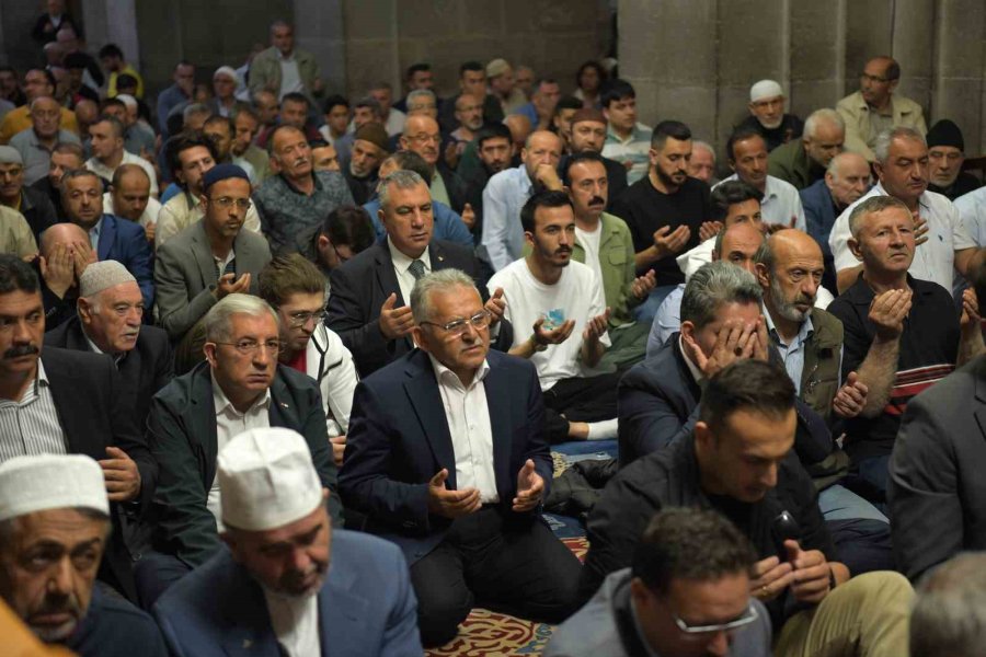 Başkan Büyükkılıç, Bayram Namazı Sonrası Vatandaşla Buluştu