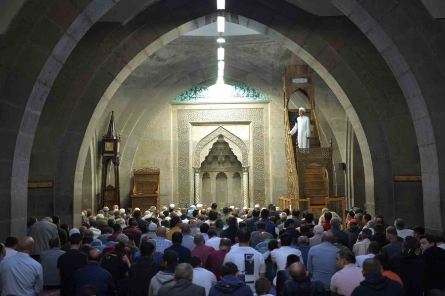 Başkan Büyükkılıç, Bayram Namazı Sonrası Vatandaşla Buluştu