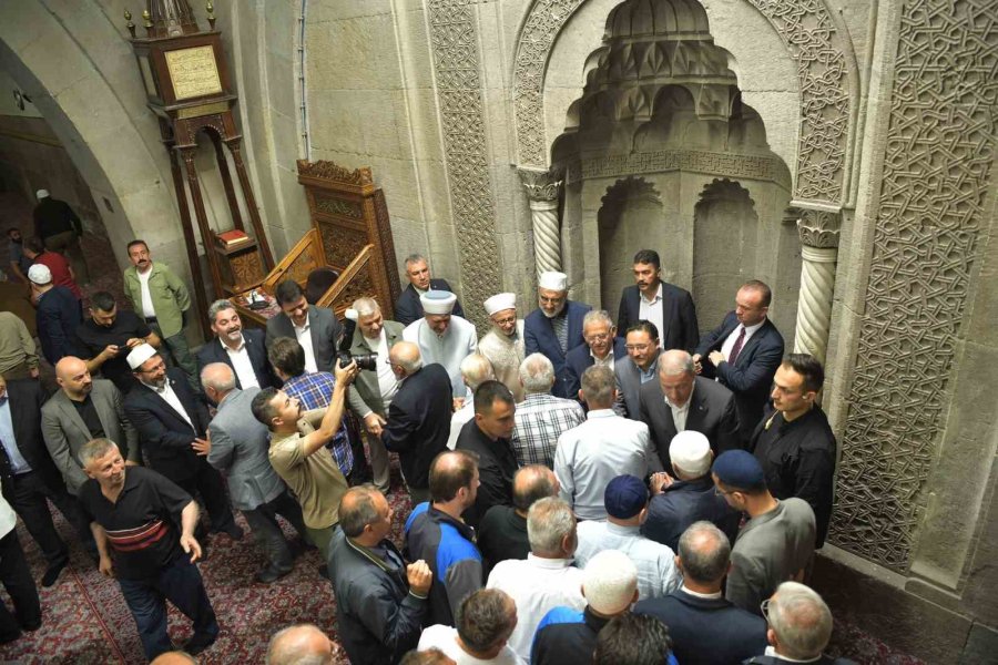 Başkan Büyükkılıç, Bayram Namazı Sonrası Vatandaşla Buluştu